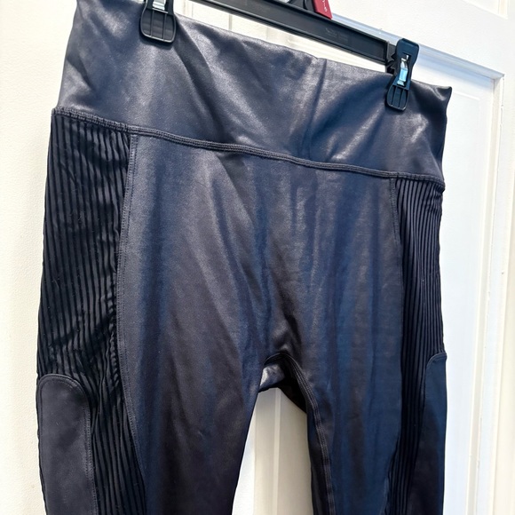 ✨FABLETICS✨ NWT Khloe Black Shine Motion365+ Contour High Waist Leggings Medium - Picture 5 of 15